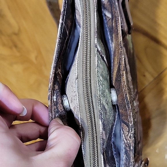 Realtree camo 9 pocket shoulder purse with adjustable strap - Picture 5 of 16